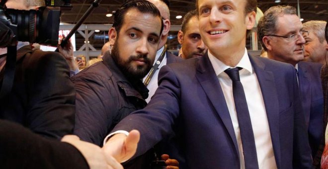 Emmanuel Macron junto al guardaespaldas Alexandre Benalla en 2017/Reuters