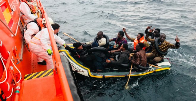 La tripulación de la Salvamar Arcturus rescata a varias personas de una patera a ocho millas al suroeste de Tarifa.- SALVAMENTO MARÍTIMO