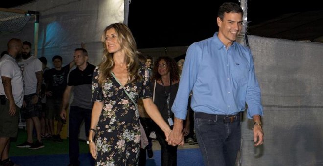El presidente del Gobierno, Pedro Sánchez (d), y su esposa a su llegada al concierto que la banda estadounidense "The Killers" | EFE