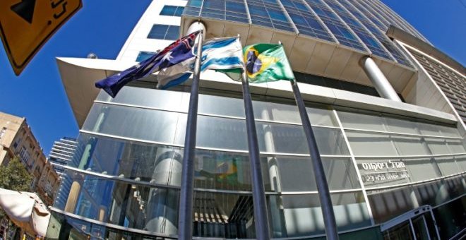 Las banderas de Israel y Brasil ondean la embajada brasileña en Tel Aviv - AFP/ Jack Guez