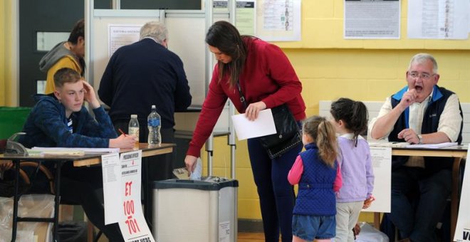Varias personas ejercen su derecho al voto este viernes en un colegio electoral en Dublín (Irlanda). Los centros de votación de la República de Irlanda abrieron este viernes para que los electores participen en los comicios europeos y locales, así como en