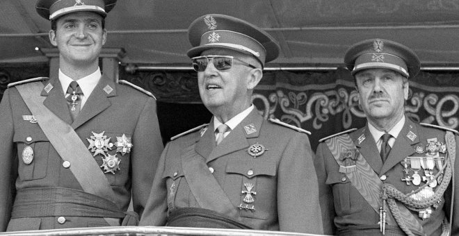 Juan Carlos de Borbón junto al dictador Francisco Franco. EFE