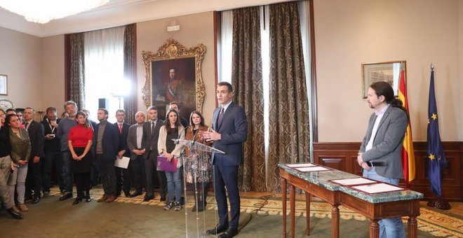 Pedro Sánchez y Pablo Iglesias en la firma del preacuerdo del Gobierno de coalición / PSOE