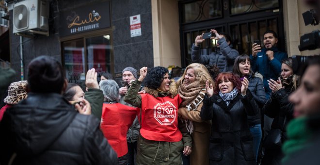 Vecinos y activistas celebran el aplazamiento del desahucio en tres edificios de la calles María de Guerrero, en el barrio de Comillas de Madrid.- JAIRO VARGAS