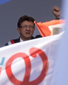 El líder de la Francia Insumisa, Jean-Luc Mélenchon, en el discurso ofrecido al final de una manifestación contra las reformas laborales del Gobierno en París. REUTERS / Philippe Wojazer