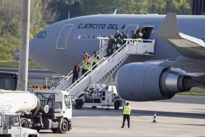 Aterriza en Bilbao el joven vasco con pancreatitis repatriado desde Tailandia