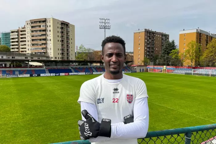 La historia de Sibi, el migrante que cruzó el Sáhara y el Mediterráneo para cumplir su sueño de ser futbolista en Italia