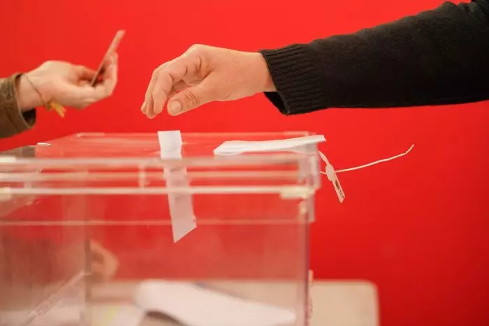 El voto desde el extranjero en las elecciones vascas no altera el reparto de escaños, a la espera de Gipuzkoa