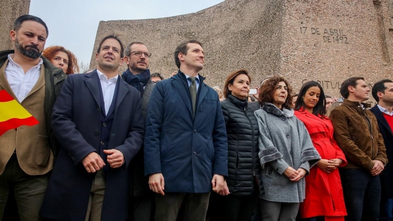 El presidente de Vox, Santiago Abascal (1i), el líder del PP, Pablo Casado (3i), y el líder de Ciudadanos, Albert Rivera (2d), el 10 de febrero de 2019, posan en la plaza de Colón de Madrid, en protesta por el diálogo de Pedro Sánchez con los independenti