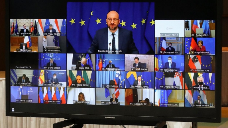Un monitor de televisión en el que se ve al presidente del Consejo Europeo, Charles Michel, y a los veintisiete líderes de los países de la UE, durante la cumbre celebrada por videoconferencia, para analizar la situación de la campaña de vacunación contra