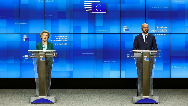 La presidenta de la Comisión Europea,  Ursula von der Leyen, y el presidente del Consejo Europeo, Charles Michel, en la rueda de prensa connjunta en Bruselas, tras la cumbre extraordinaria celebrada por videoconferencia para analizar la situación de la va