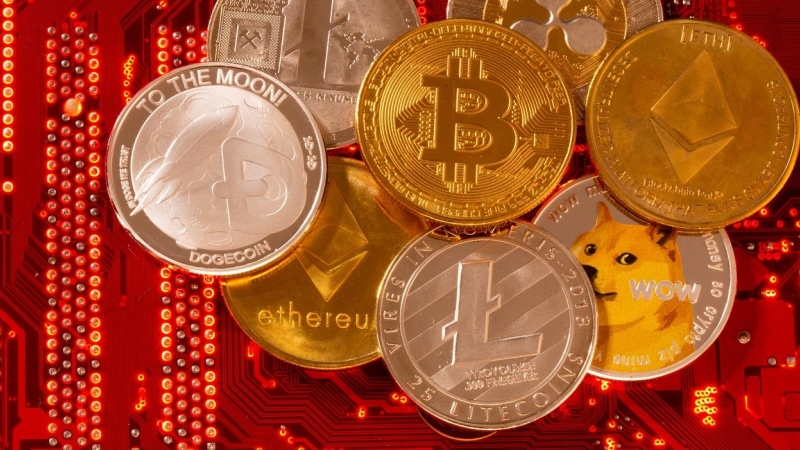 Una representación de las cibermonedas más destacadas del mecado: Bitcoin, Ethereum, DogeCoin, Ripple, Litecoin. REUTERS/Dado Ruvic/Illustration