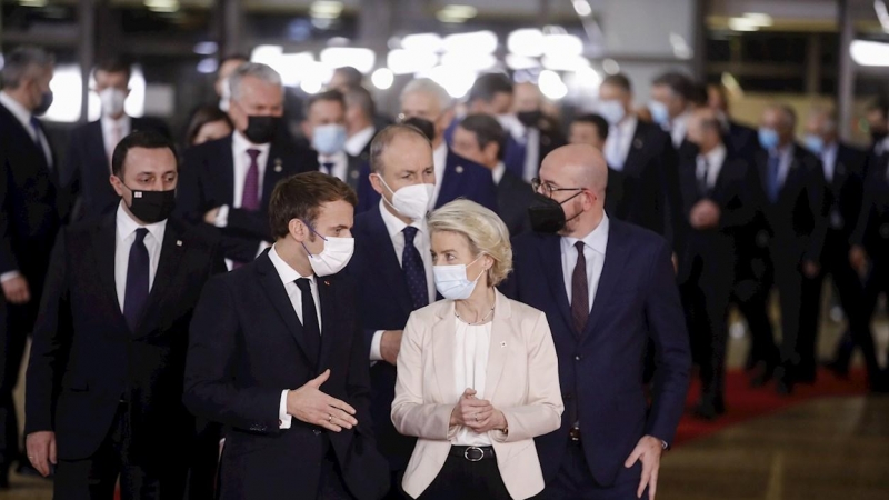 El presidente francés Emmanuel Macron y la presidenta de la Comisión Europea Ursula von der Leyen durante una foto de familia en la cumbre, el miércoles 15 de diciembre, en Bruselas, Bélgica.