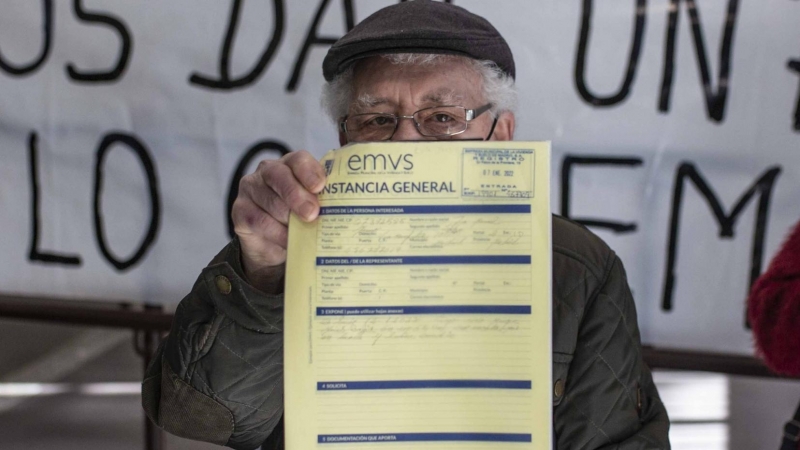 José Manuel Moreno, de 79 años, durante la protesta de este martes en la Empresa Municipal de Vivienda y Suelo de Madrid (EMVS).
