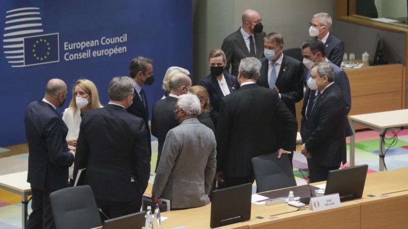 Los líders de los países de la UE conversan antes del comienzo de la cumbre extraordinaria en Bruselas para analizar la sitiuación tras el ataque de Rusia a Ucrania. EFE/EPA/OLIVIER HOSLET / POOL