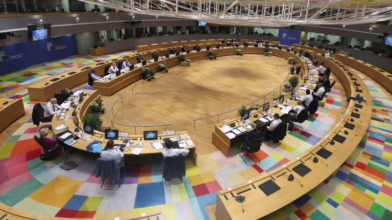 Vista de la sala de la reunión del Consejo Europeo, en Bruselas, durante la intervención por videoconferencia del presidente de Ucrania Volodymyr Zelenskiy, en Bruselas. REUTERS/Kenzo Tribouillard/Pool