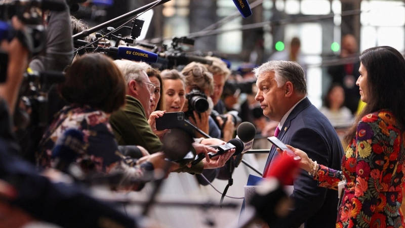 El primer ministro de Hungría, Viktor Orban, atiende a los periodistas a su llegada a la cumbre extraordinaria de la UE, en Bruselas. REUTERS/Johanna Geron