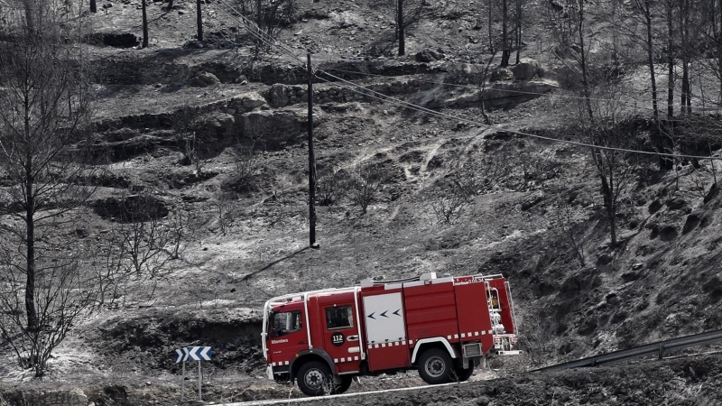 Un camión de bomberos circula por una zona arrasada por las llamas en la población de El Pont de Vilomara, en la comarca del Bages (Barcelon), a 18 de julio de 2022.