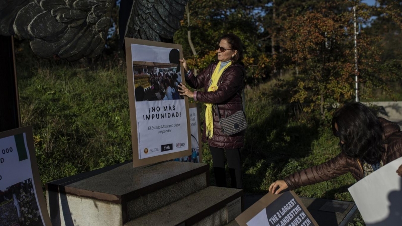 La buscadora de desaparecidos Lucia Diaz Genao se manifiesta, junto a activistas de Derechos Humanos radicados en los Países Bajos, para solicitar a la Corte Penal Internacional que  investigue los presuntos crímenes de lesa humanidad relacionados a la de