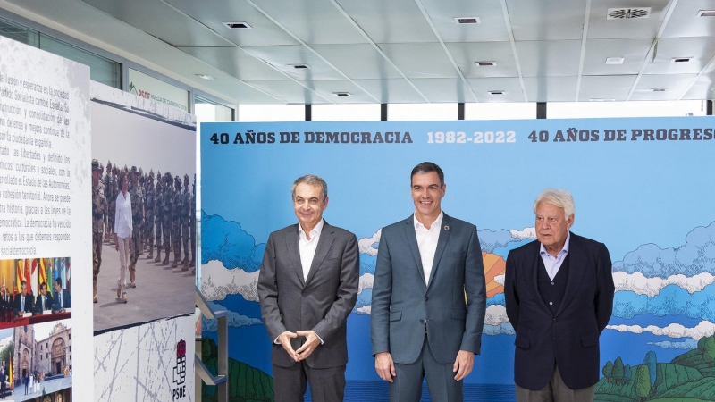 El actual presidente del Gobierno, Pedro Sánchez, junto a los dos expresidentes socialistas, José Luis Rodríguez Zapatero y Felipe González, en la sede de Ferraz el pasado lunes.