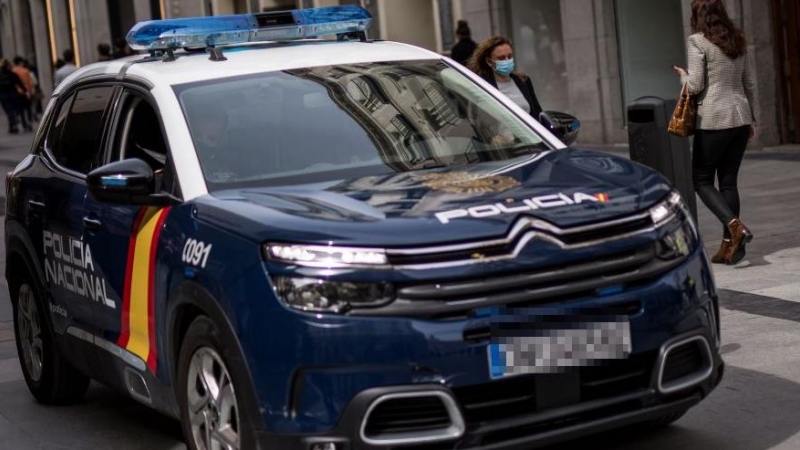 Un coche de la Policía Nacional patrulla por las inmediaciones de la Puerta del Sol, en Madrid, a 26 de marzo de 2021.