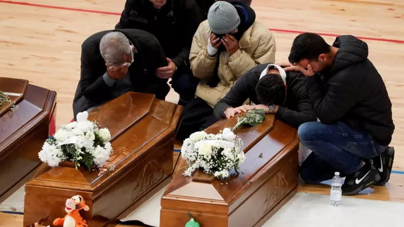 Los familiares de las personas fallecidas en el naufragio de Crotone (Italia) lloran durante el funeral el 1 de marzo de 2023.