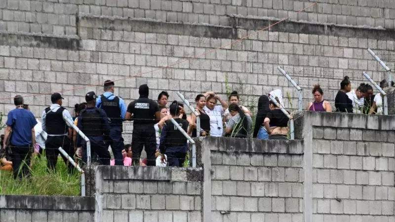 Varios guardias penitenciarios custodian a un grupo de reclusas tras el motín en la prisión de Tamara, a unos 25 kilómetros de Tegucigalpa, Honduras, el 20 de junio de 2023.