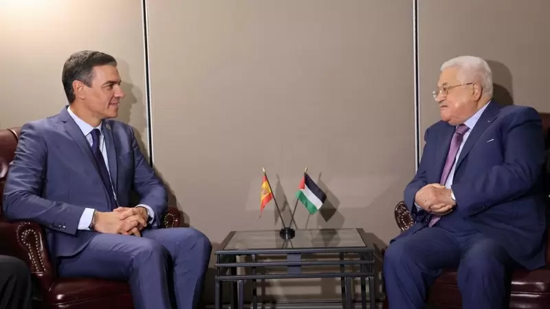 El presidente del Gobierno en funciones, Pedro Sánchez, junto al presidente de la Autoridad Nacional Palestina, Mahmud Abbas, en un encuentro en Nueva York en 2022.