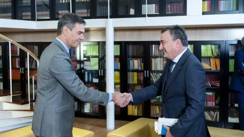 El presidente del Gobierno en funciones, Pedro Sánchez (i), recibe al portavoz del PNV en el Congreso, Aitor Esteban (d), durante su ronda de contactos, a 10 de octubre de 2023, en Madrid (España).