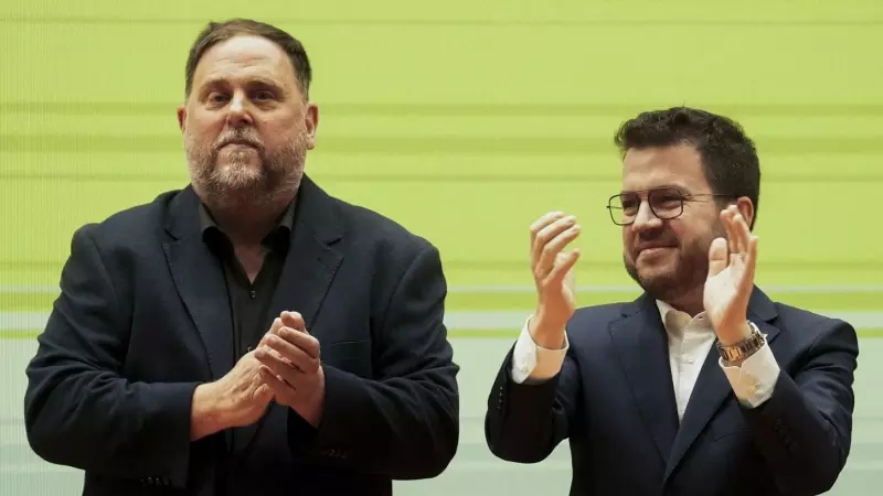 El presidente de la Generalitat, Pere Aragonés (d) y el presidente de ERC, Oriol Junqueras (i) durante el primer mitin de ERC tras el anuncio del adelanto electoral, el 16 de marzo de 2024 en Barcelona.