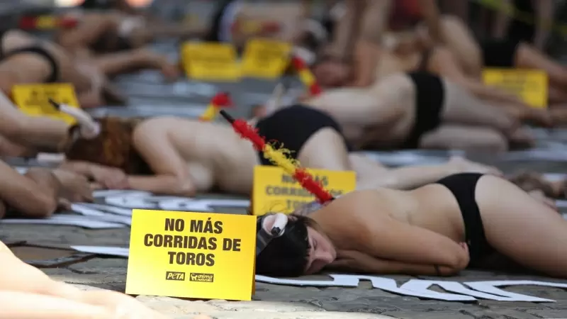 Animalistas de AnimaNaturalis y PETA durante una protesta antitaurina en la Plaza del Ayuntamiento de Pamplona, en la víspera de San Fermín, a 5 de julio de 2019.