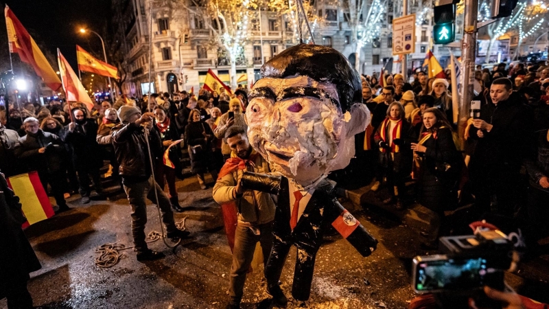 Manifestantes de extrema derecha el día 31 de diciembre de 2023 en las inmediaciones de la sede del PSOE en Ferraz.