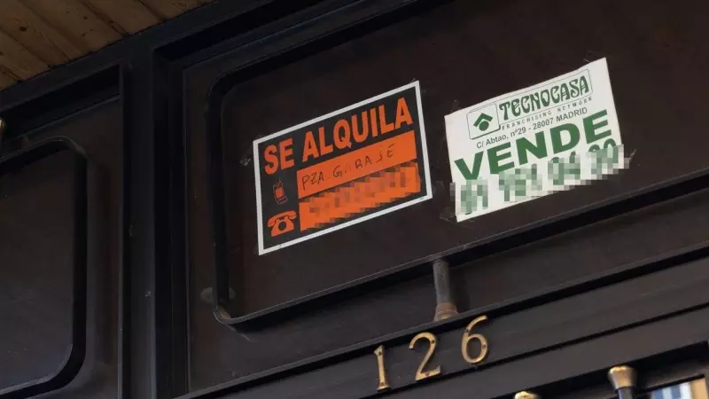 Foto de archivo de carteles de 'Se alquila' en un edificio de vecinos, a 28 de diciembre de 2022.