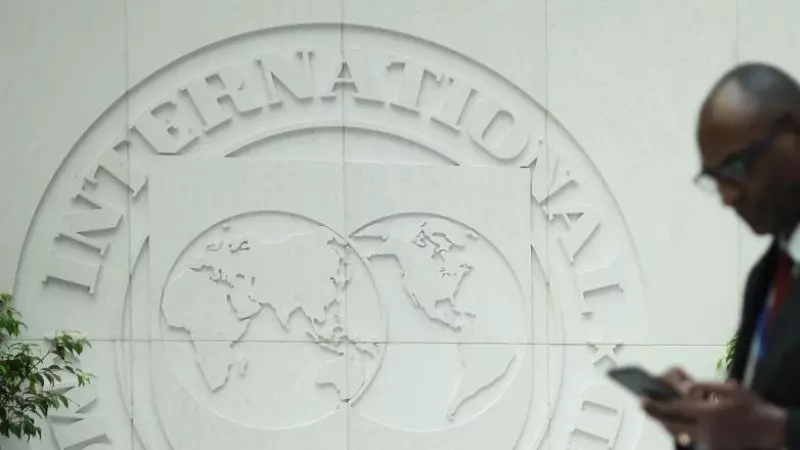 Un hombre lee su teléfono móvil en la sede del FMI en las jornadas previas a la Reunión de Primavera del organismo internacional y del Banco Mundial, en su sede en Washington. AFP/Getty/Alex Wong