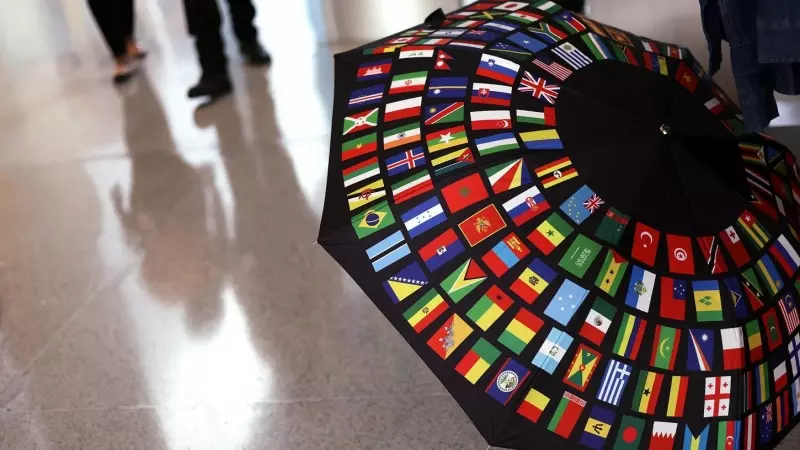 Un paraguas abierto con todas las banderas de los países miembros del FMI, en la tienda de regalos de la sede del organismo internacional, en  Washington. AFP/Getty/Alex Wong