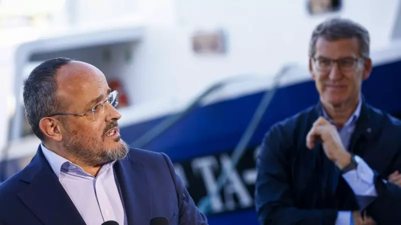 El presidente del Partido Popular, Alberto Núñez Feijóo (d), y el presidente del PPC y candidato a la Generalitat, Alejandro Fernández (i), atienden a los medios de comunicación tras visitar la lonja para la subasta del pescado en Tarragona. EFE/Quique Ga
