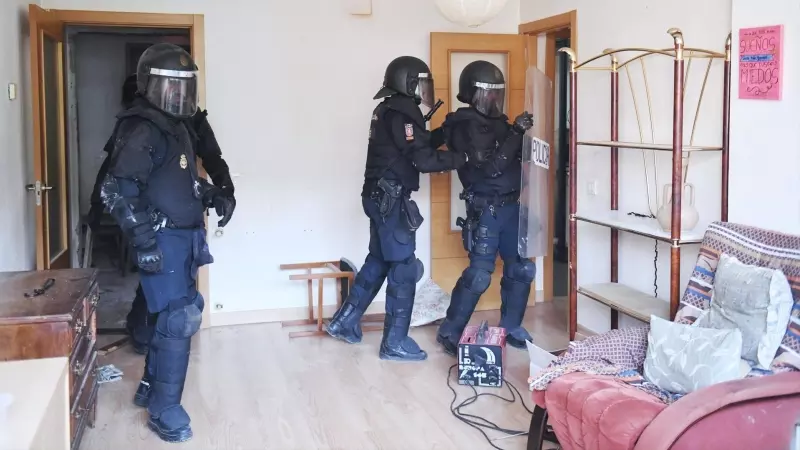 Agentes de Policía Nacional Antidisturbios pasan a desalojar el edificio Dignidad de Móstoles, a 17 de julio de 2023 en Móstoles, Madrid (España).