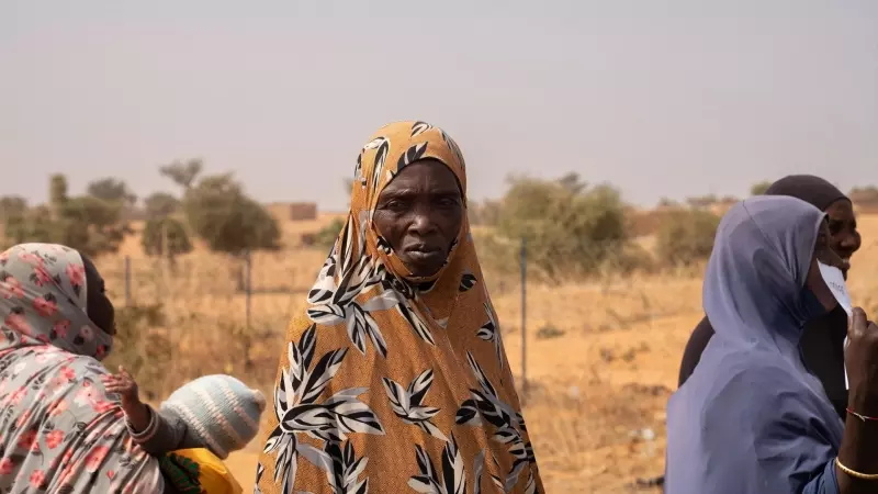 Un grupo de mujeres con velo en la aldea de Ganguel, a 11 de enero de 2023, en Ganguel, Sokoto, Níger (África).