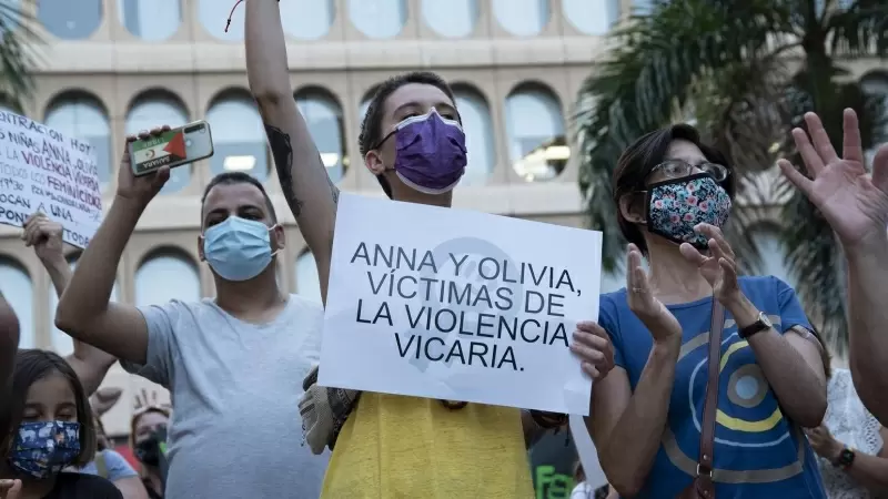 Un mujer con un cartel en el que se lee: `Anna y Olivia, víctimas de violencia vicaria´, participa en una concentración feminista en la Plaza de la Candelaria en repulsa por 'todos los feminicidios', a 11 de junio de 2021, en Santa Cruz de Tenerife