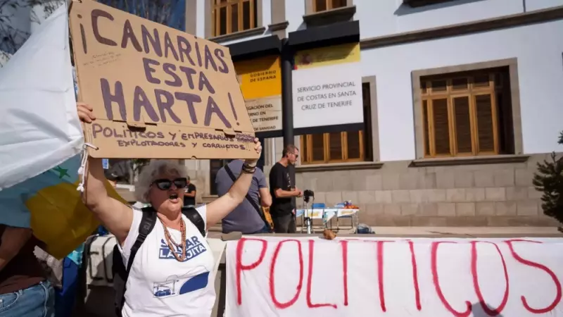 Imagen de archivo de una mujer durante una protesta contra el turismo descontrolado en Canarias.