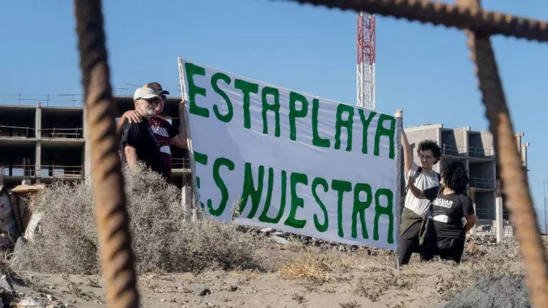 Manifestantes durante una acción contra la construcción de un complejo hotelero en La Tejita.