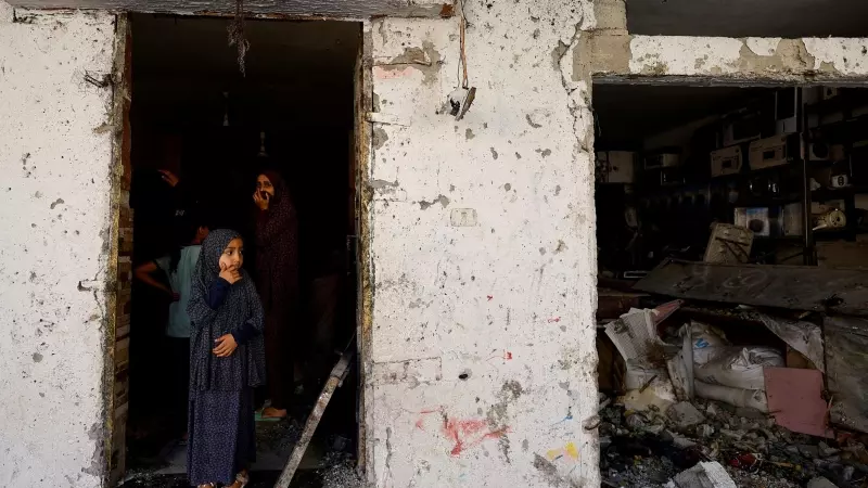 Mujeres y niñas palestinas reaccionan a un ataque israelí a una casa en Rafah, en el sur de la Franja de Gaza, a 17 de abril de 2024.