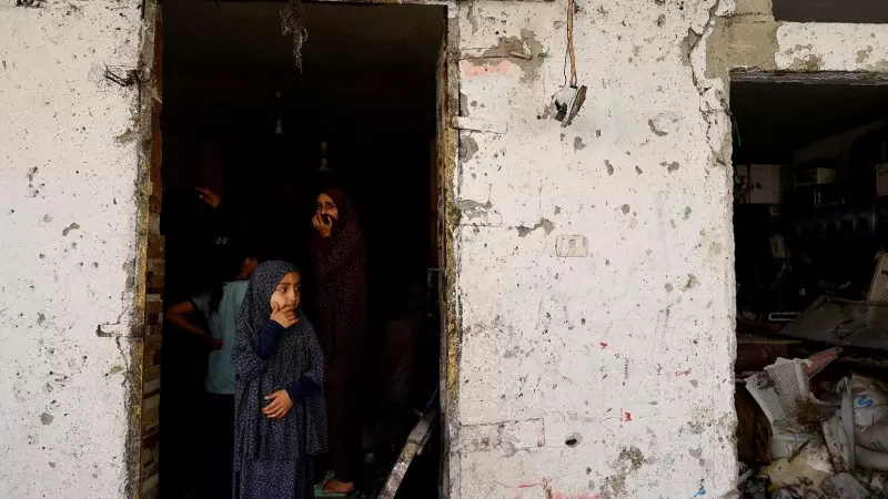 Mujeres y niñas palestinas reaccionan a un ataque israelí a una casa en Rafah, en el sur de la Franja de Gaza, a 17 de abril de 2024.