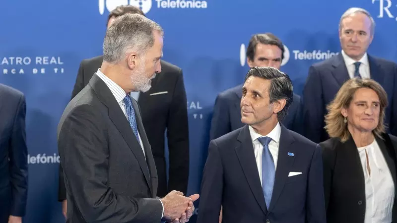El Rey Felipe VI conversa con el presidente ejecutivo de Telefónica, José María Álvarez-Pallete, durante la gala conmemorativa del centenario de Telefónica, en el Teatro Real, a 19 de abril de 2024, en Madrid