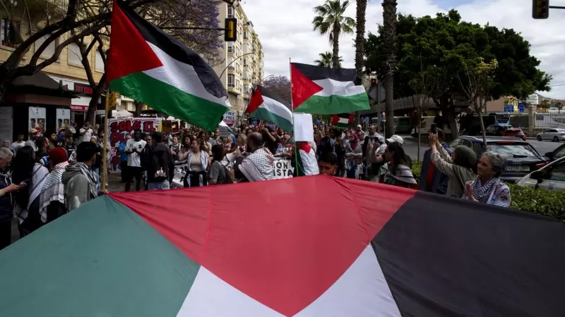 Decenas de personas participan en una manifestación para pedir el alto el fuego en Palestina en Málaga (Andalucía)