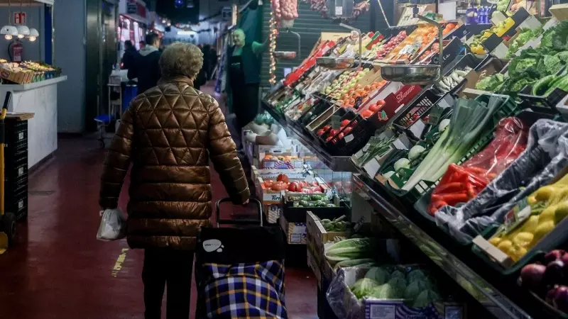 Imagen de archivo de una mujer comprando, a 24 de diciembre de 2023, en Madrid (España).