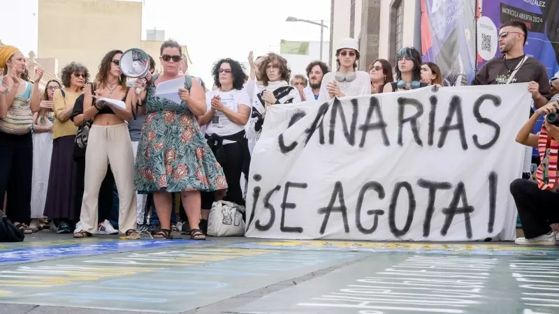 24/04/2024 Activistas de ' Canarias se agota'  junto a la Iglesia de la Concepción en La Laguna, a 11 de abril de 2024, en Santa Cruz de Tenerife.