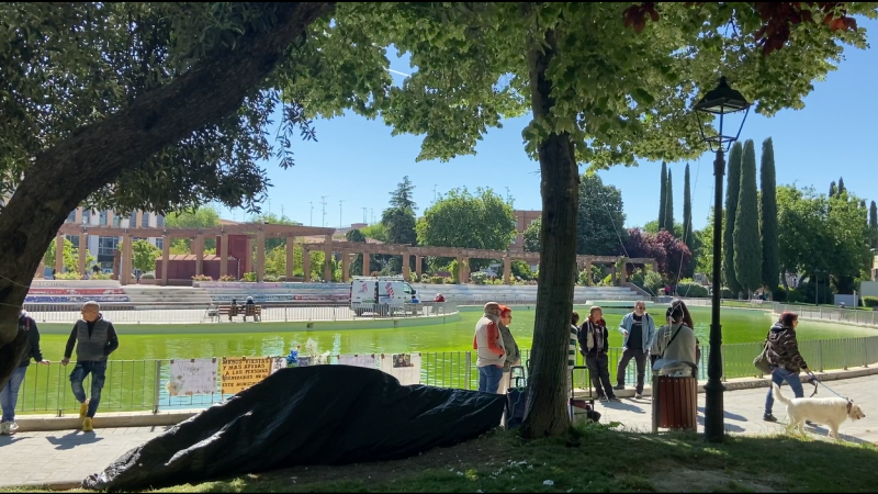 Personas desahuciadas del edificio La Dignidad viven en el parque Cuartel Huertas en Móstoles, a 24 de abril de 2024.