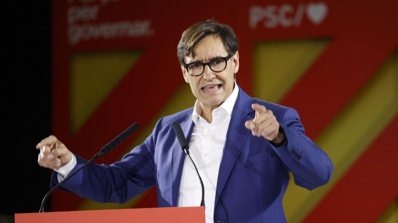 El primer secretario y candidato del PSC a las elecciones catalanas, Salvador Illa, interviene durante el acto del PSC de inicio de campaña, en Fira Sabadell, el 25 de abril de 2024.