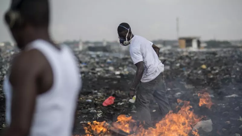 Foto de archivo de unos jóvenes que queman residuos electrónicos en el vertedero de Agbogbloshie, en Accra, el 29 de noviembre de 2017.